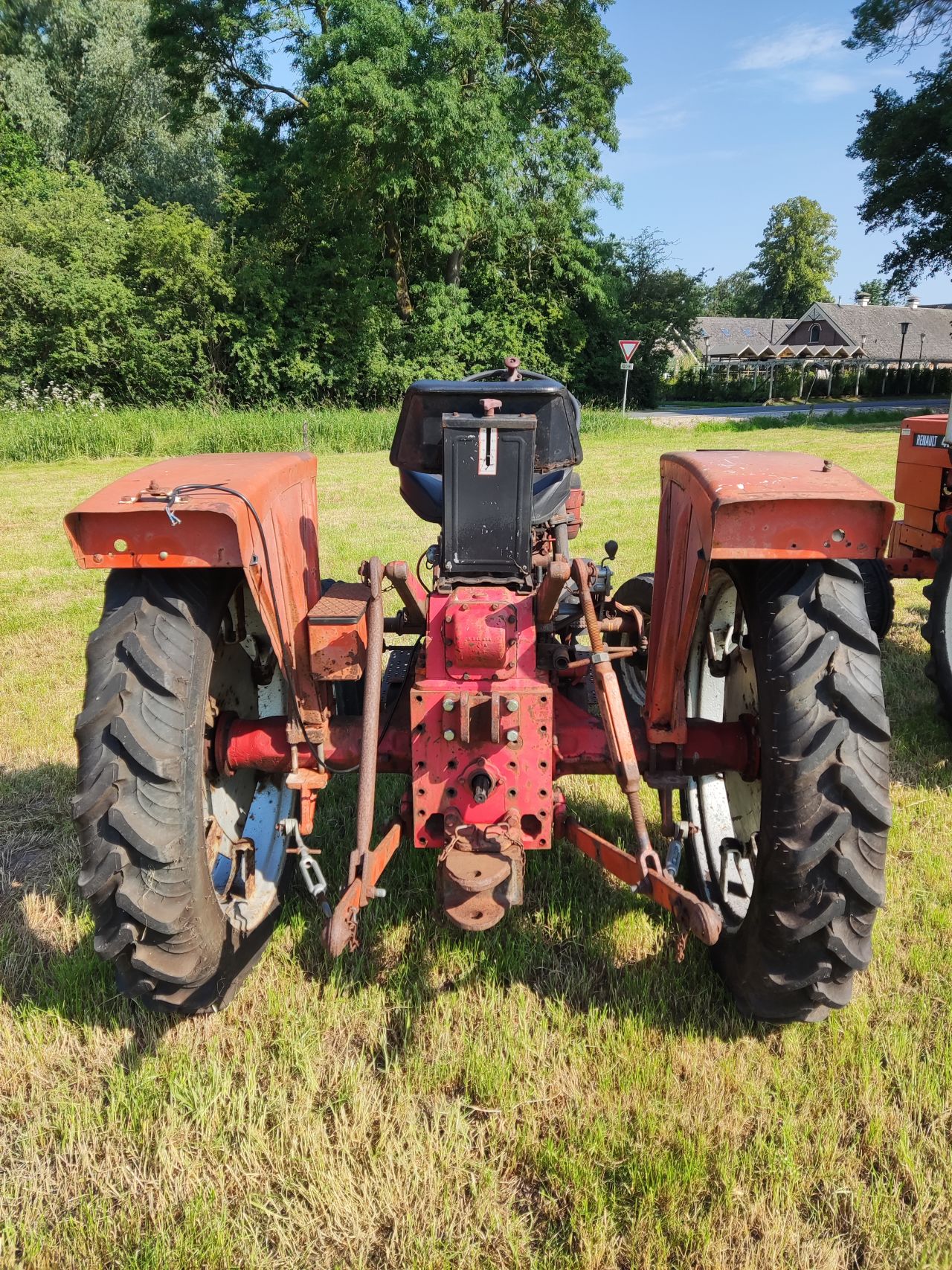 2 Renault tractoren (1 x type Super 2D, 1 x type 421 (MWM))
