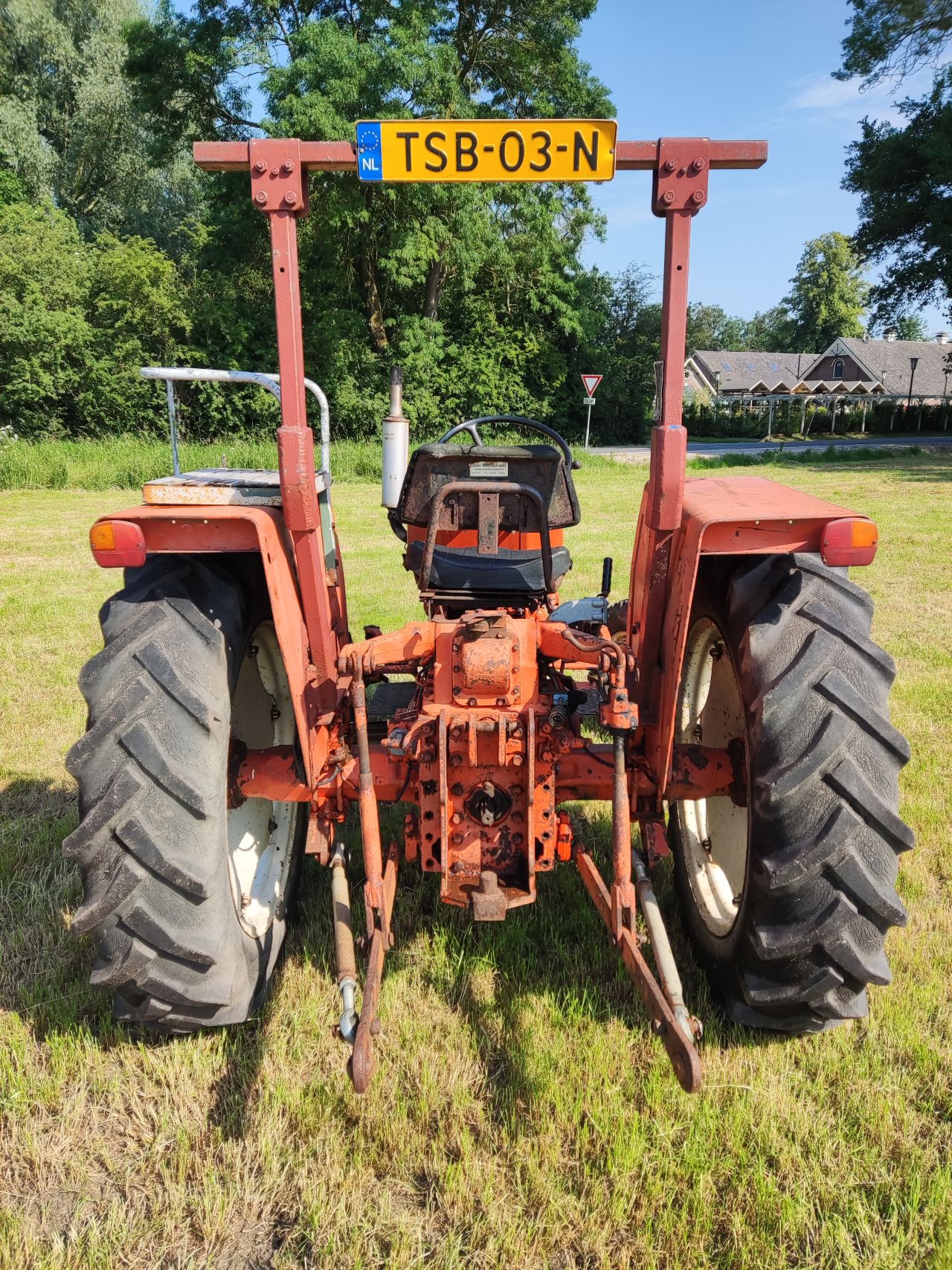 2 Renault tractoren (1 x type Super 2D, 1 x type 421 (MWM))