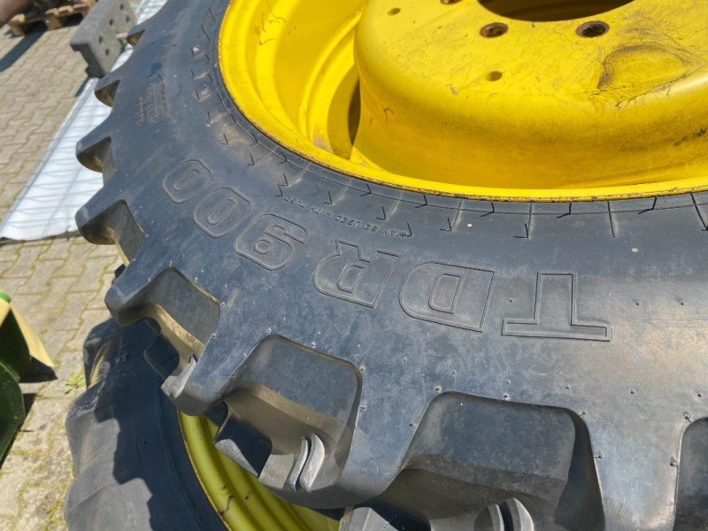 270/95R32