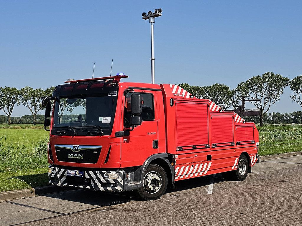 M.A.N. 8.220 TGL 8.8t bottie lift 8t