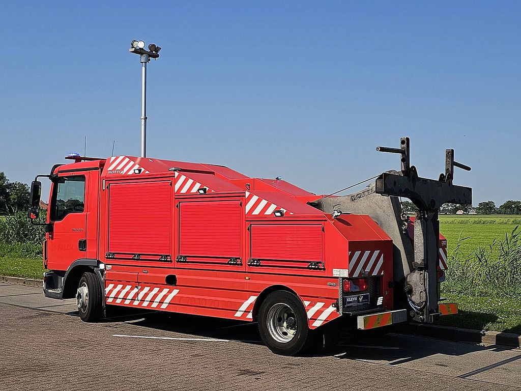 M.A.N. 8.220 TGL 8.8t bottie lift 8t