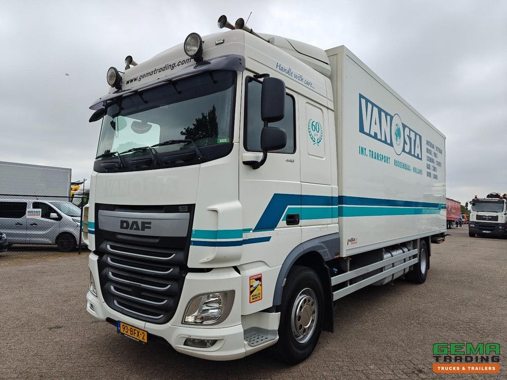 DAF XF 440 FA 4x2 Spacecab Euro6A – Geschlossener Kastenaufbau 7,4 m + Ladebordwand 1500 kg + Anhängerkupplung – Smarttacho V2
