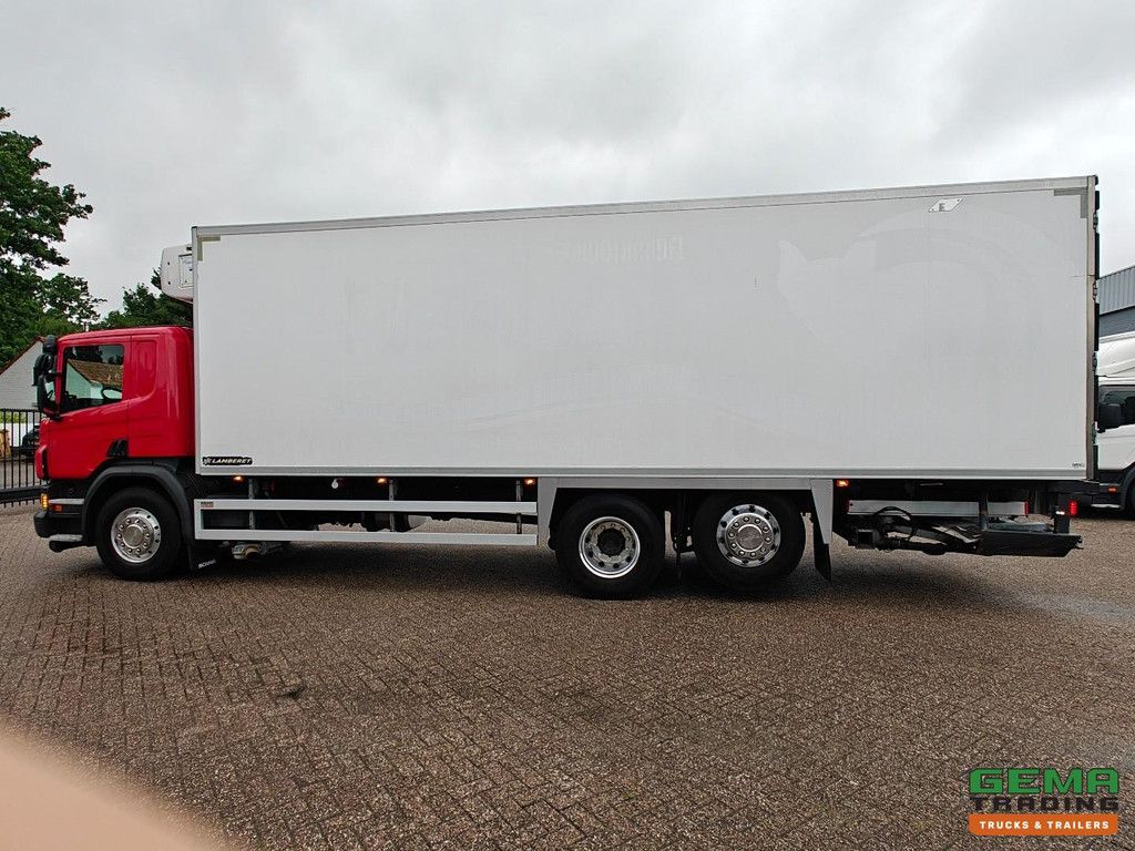 Scania P320 6x2/4 Tageskabine Euro6C – Lamberet 8,4 m Kühl-/Gefrierbox + Carrier Supra1250 – Fleischerhaken + Dhollandia 1500 kg
