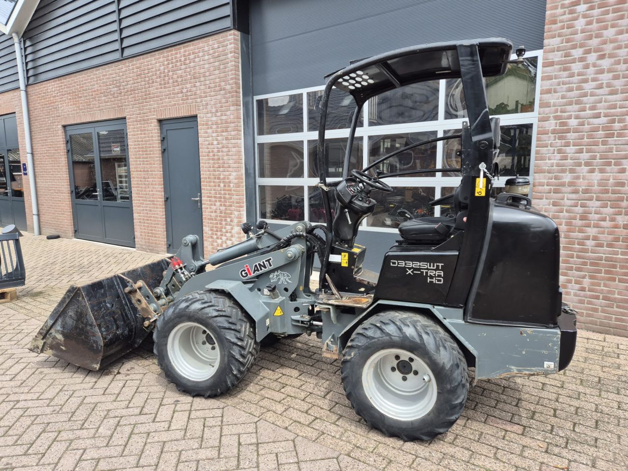 Giant D332SWT Xtra HD shovel bj 2019 /zwart /3 aanbouwdelen
