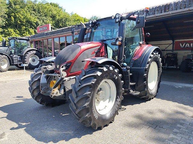 Valtra N174D tractor