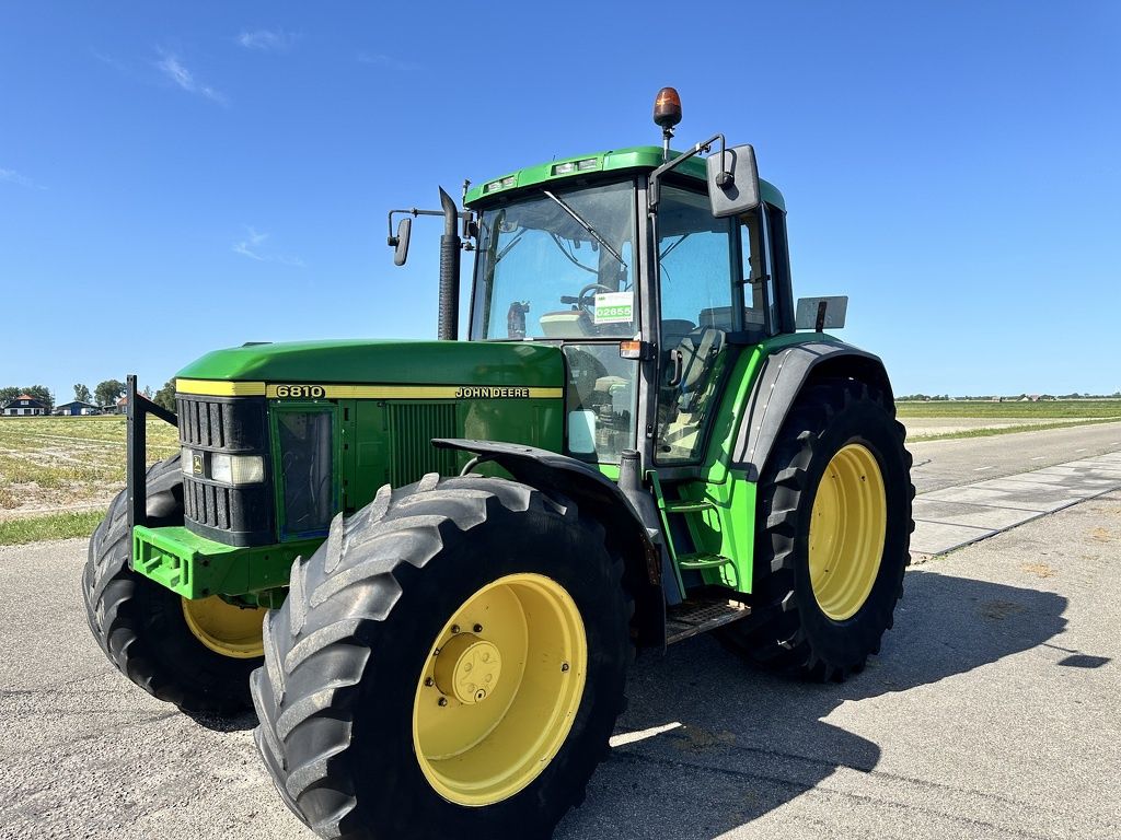 John Deere 6810