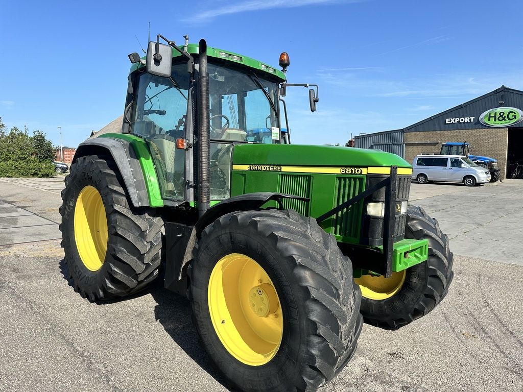 John Deere 6810