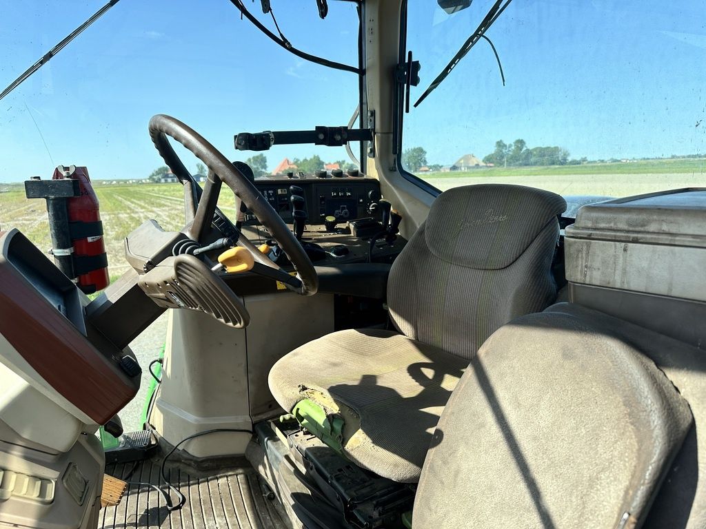 John Deere 6810