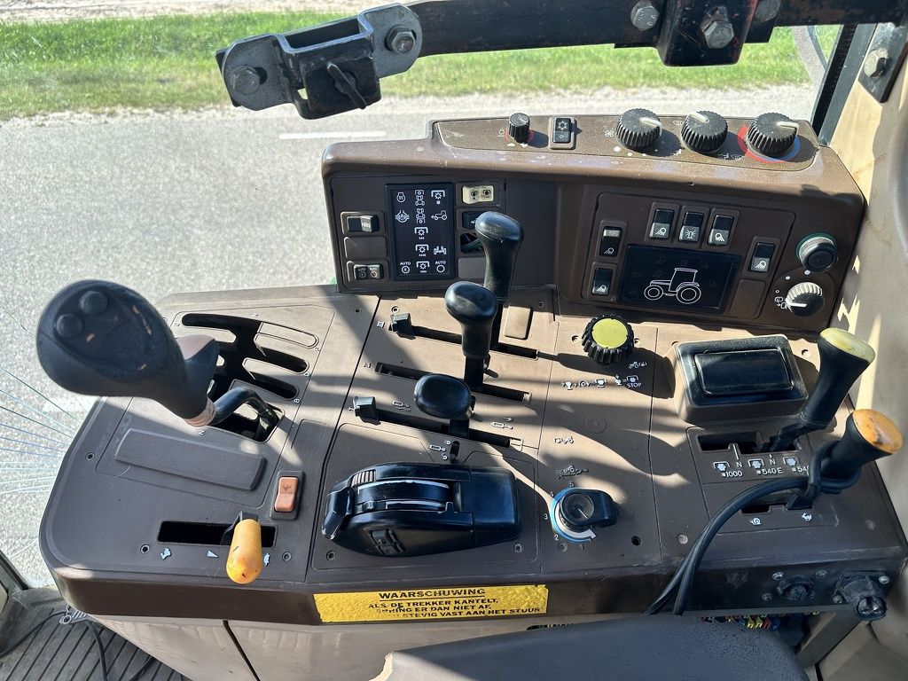 John Deere 6810