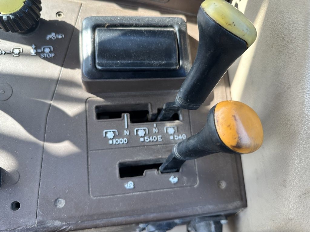 John Deere 6810