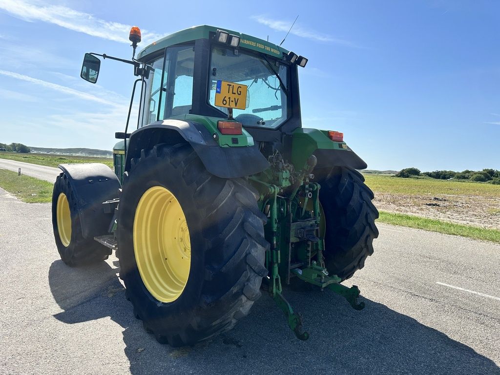 John Deere 6810
