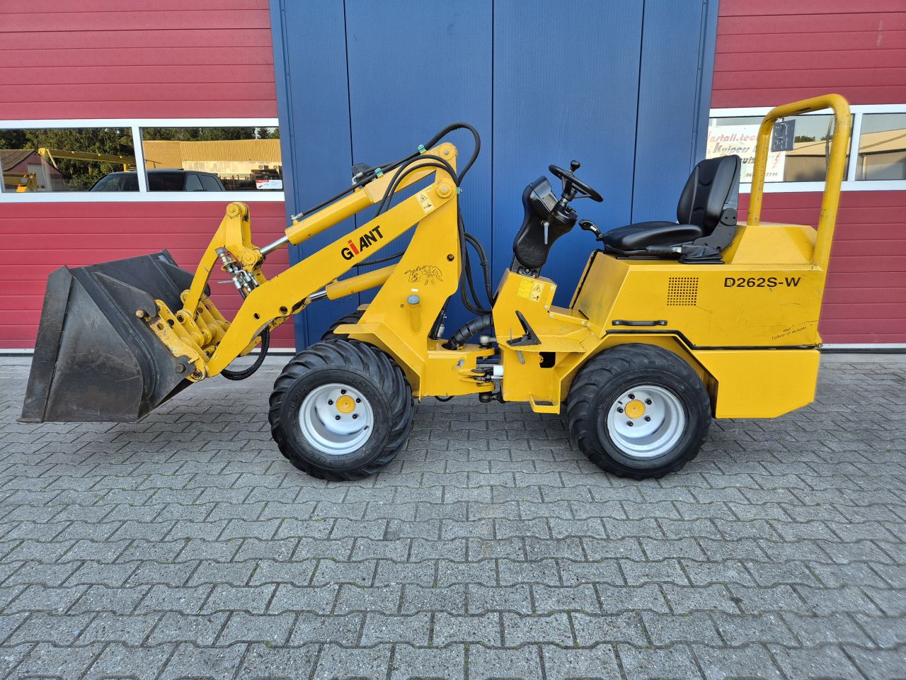 GIANT D262S SHOVEL MET SLECHTS 3100 UUR EN KENTEKEN