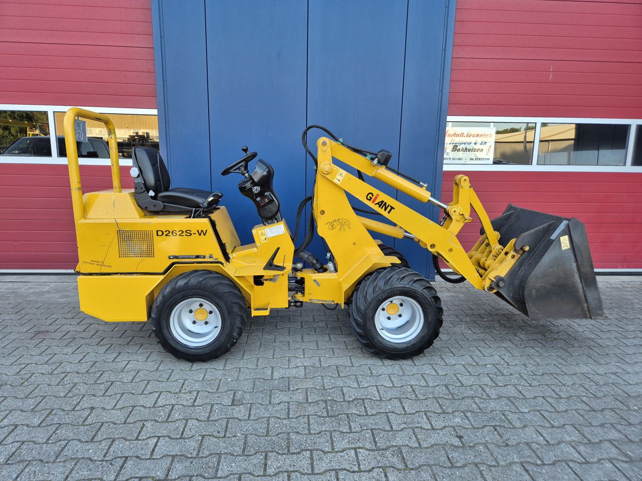 GIANT D262S SHOVEL MET SLECHTS 3100 UUR EN KENTEKEN