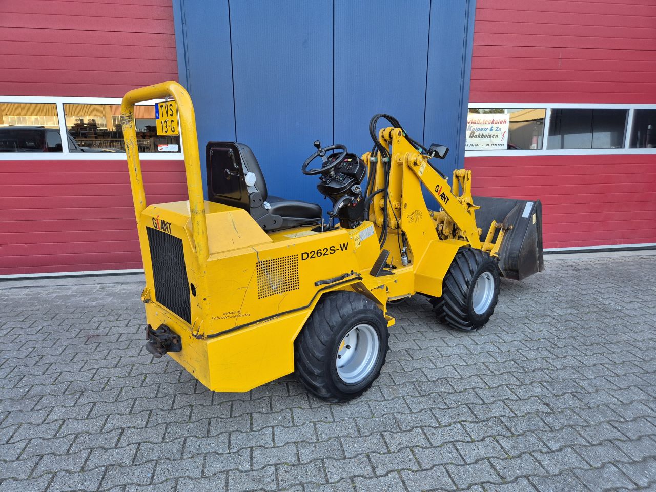 GIANT D262S SHOVEL MET SLECHTS 3100 UUR EN KENTEKEN