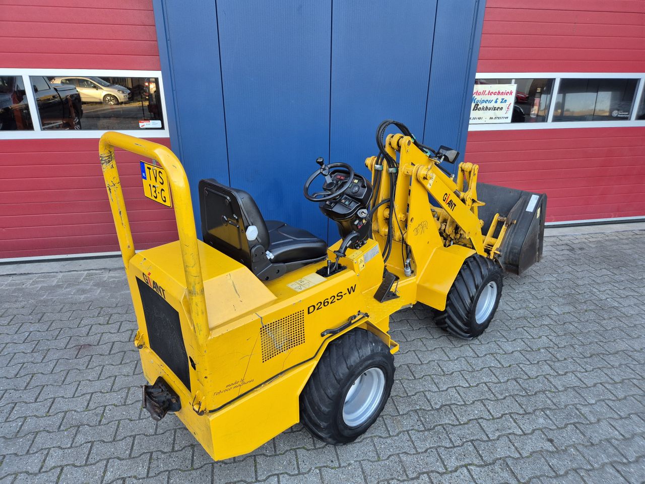 GIANT D262S SHOVEL MET SLECHTS 3100 UUR EN KENTEKEN
