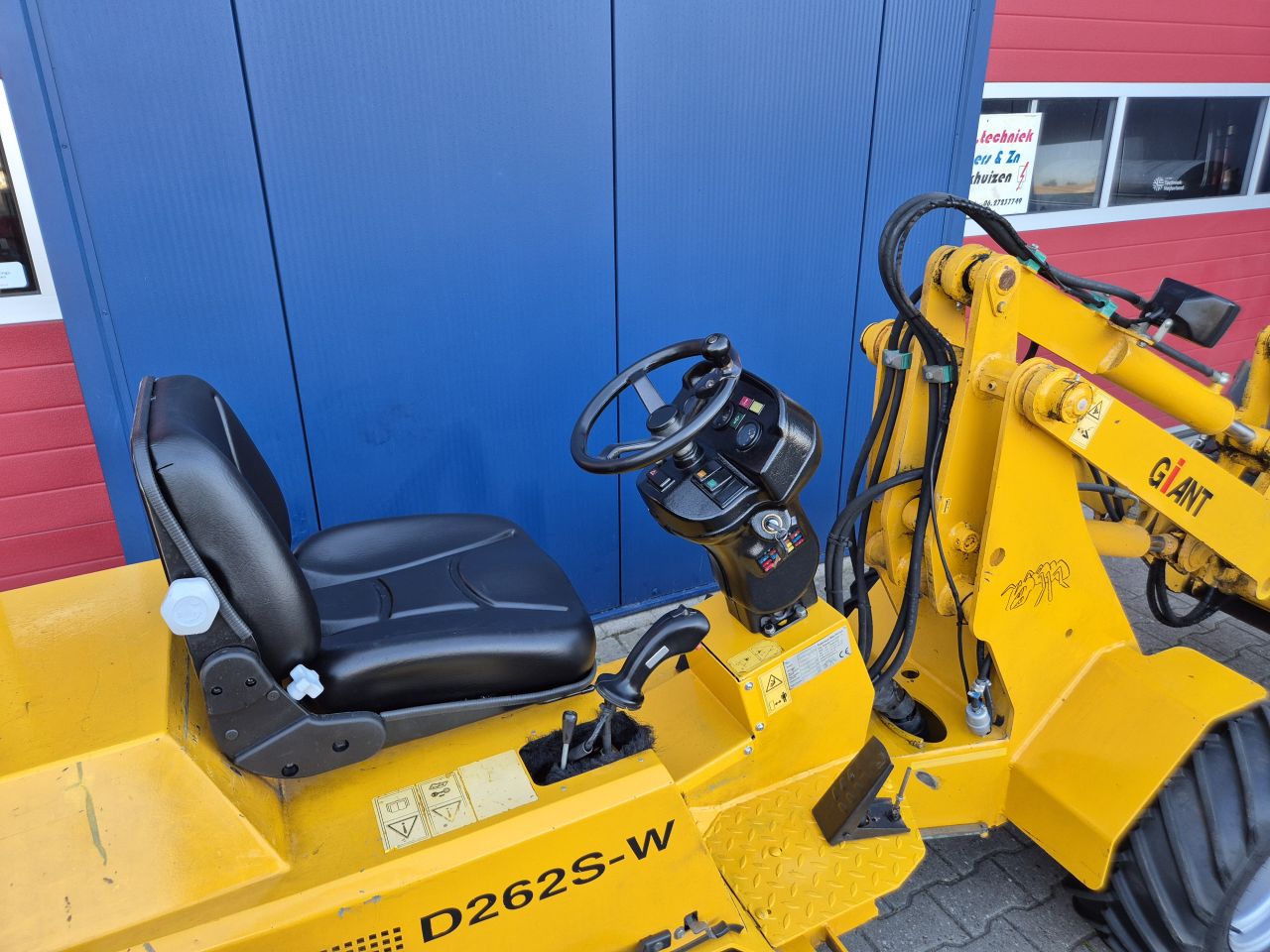 GIANT D262S SHOVEL MET SLECHTS 3100 UUR EN KENTEKEN