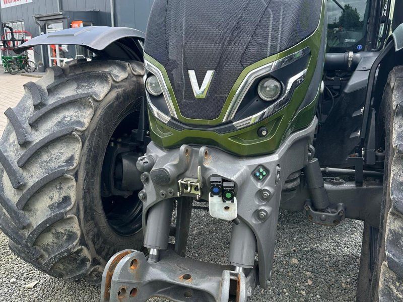 Valtra T 215 A in Olivegrünmetallic