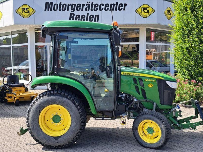 John Deere 3046R