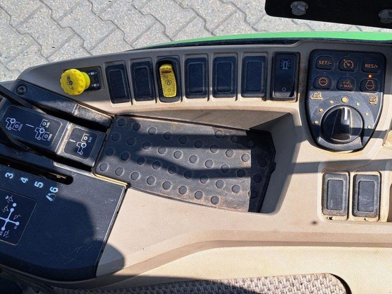 John Deere 3046R