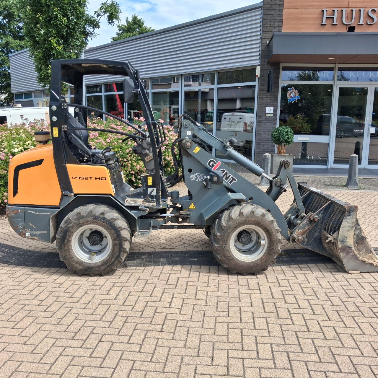 Giant V452HD Minishovel.