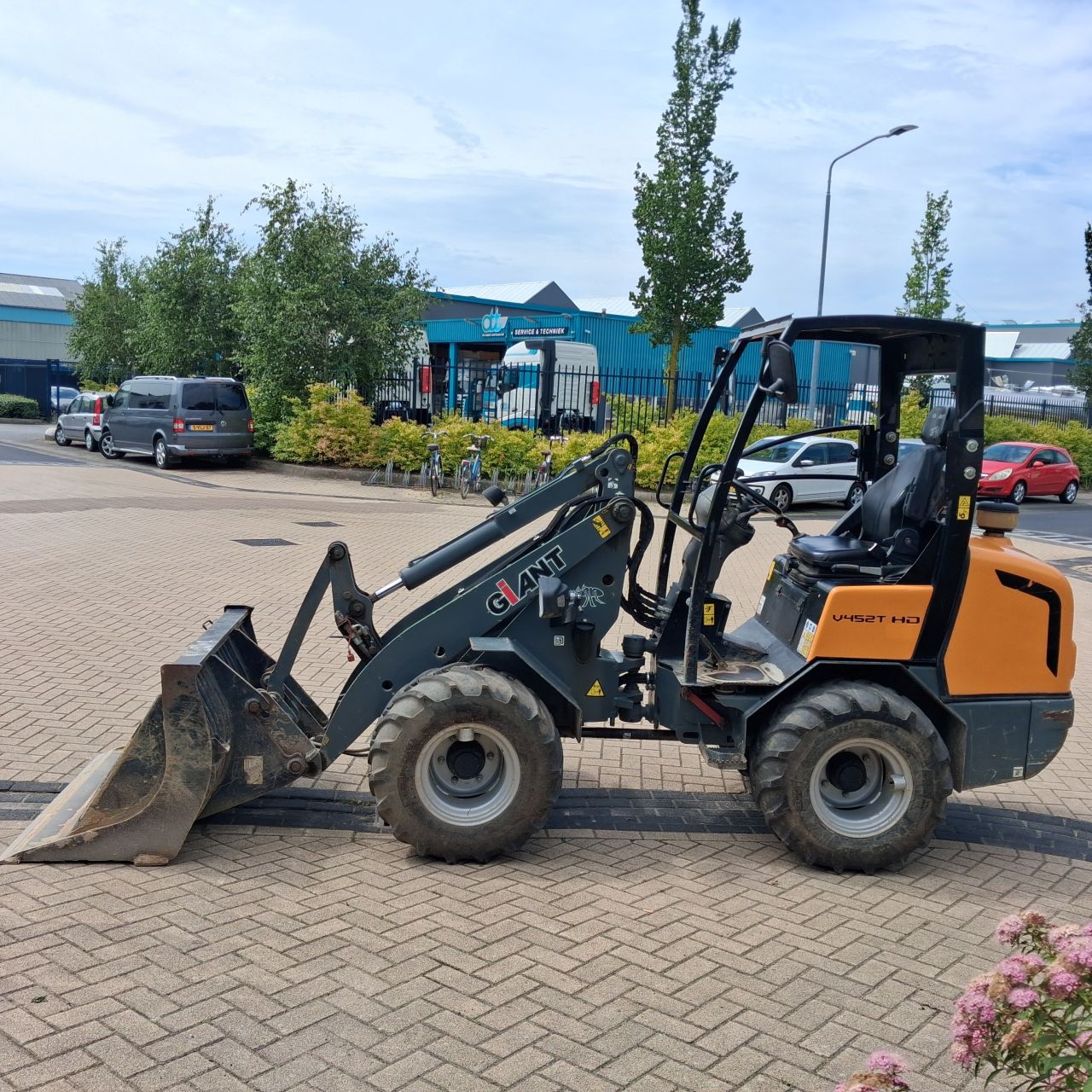 Giant V452HD Minishovel.
