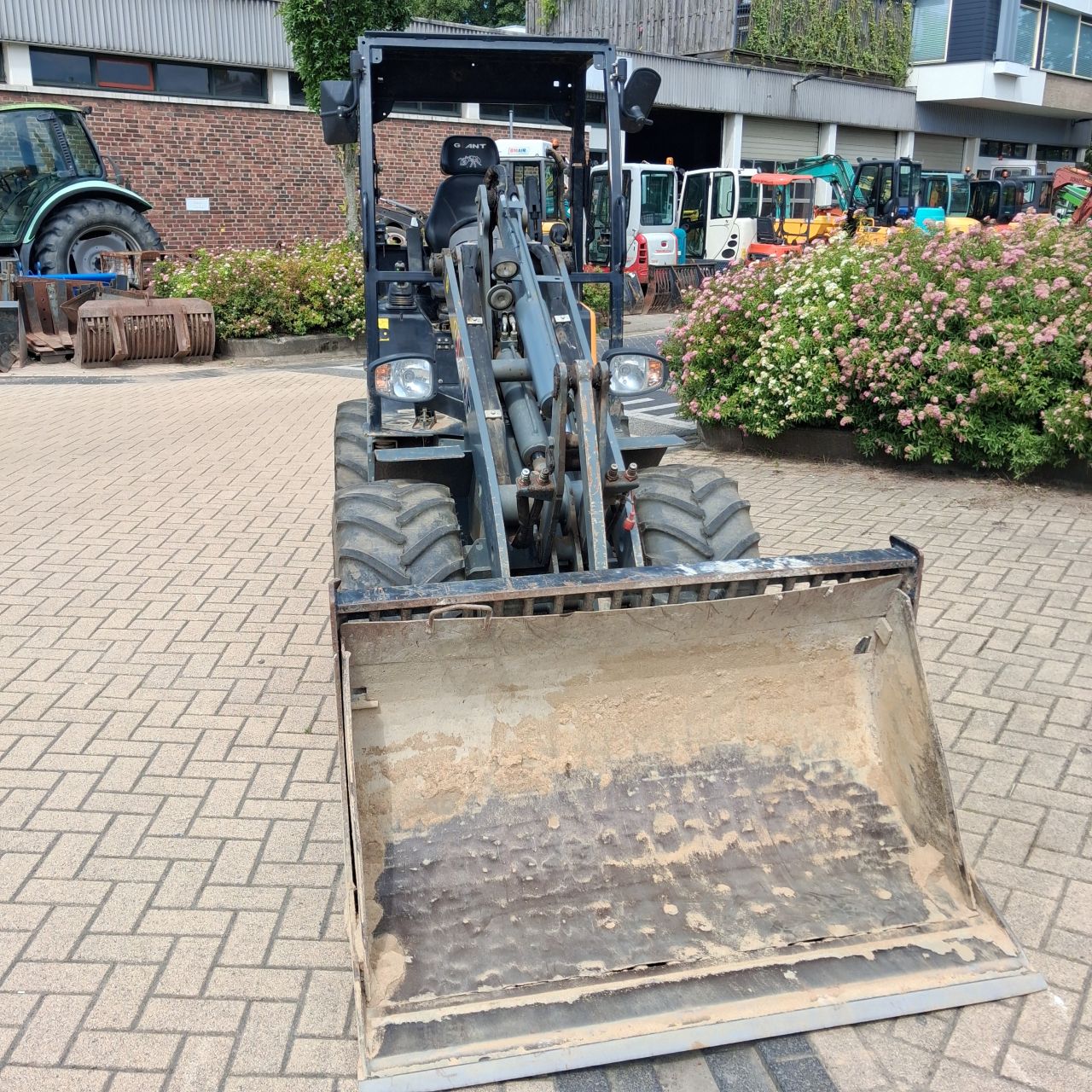 Giant V452HD Minishovel.