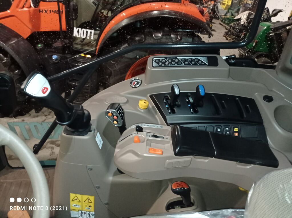 Kioti HX 1201 127 PK Tractor 4 wd cabine NIEUW zeer compleet speciale prijs !!