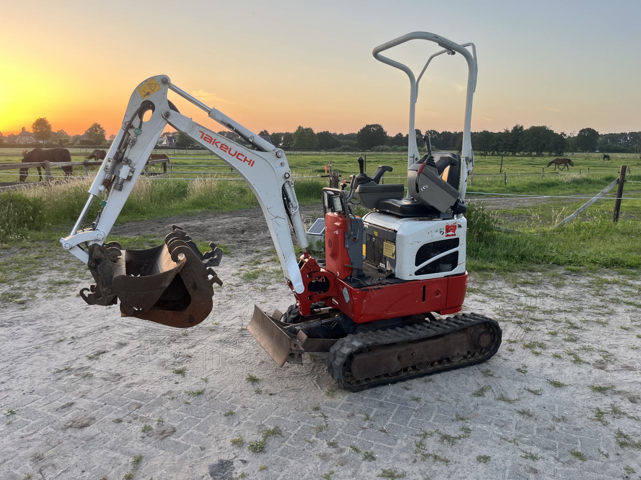 Takeuchi tb210R te huur