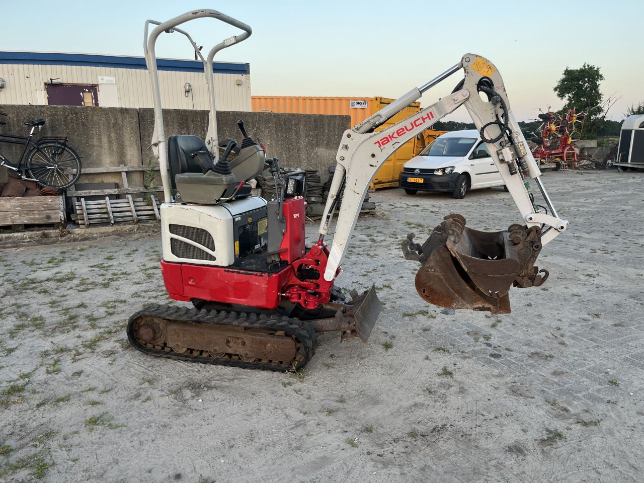 Takeuchi tb210R te huur