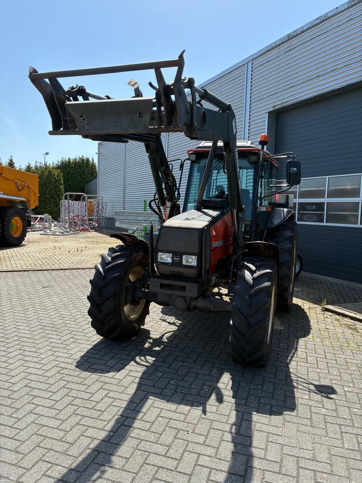 Valtra 900-4 met voorlader