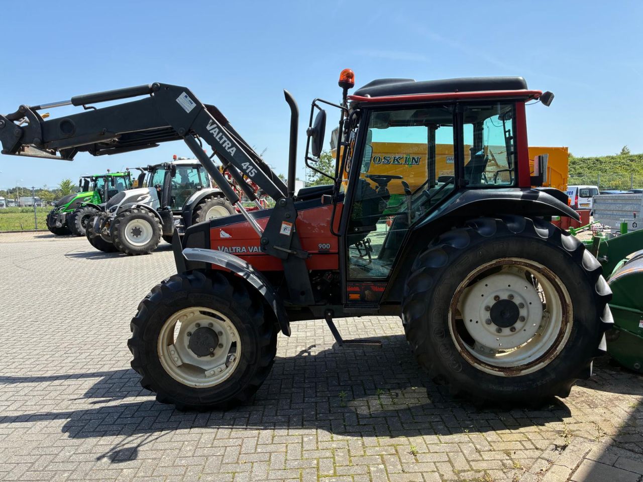 Valtra 900-4 met voorlader