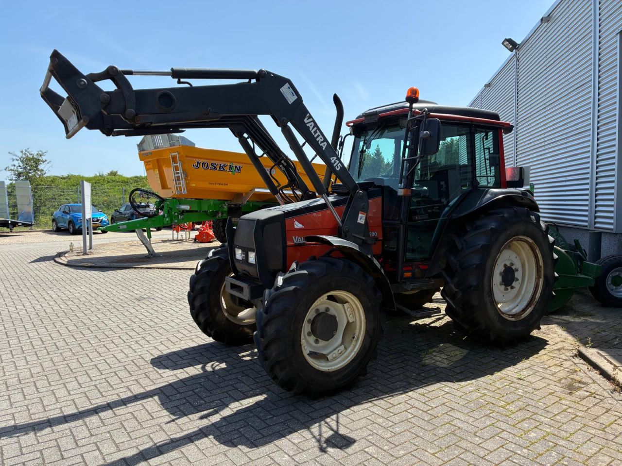 Valtra 900-4 met voorlader