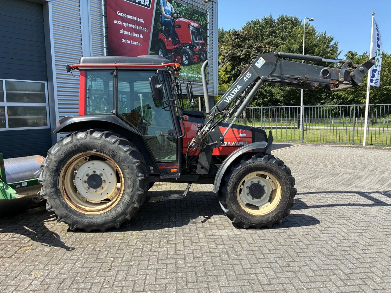 Valtra 900-4 met voorlader