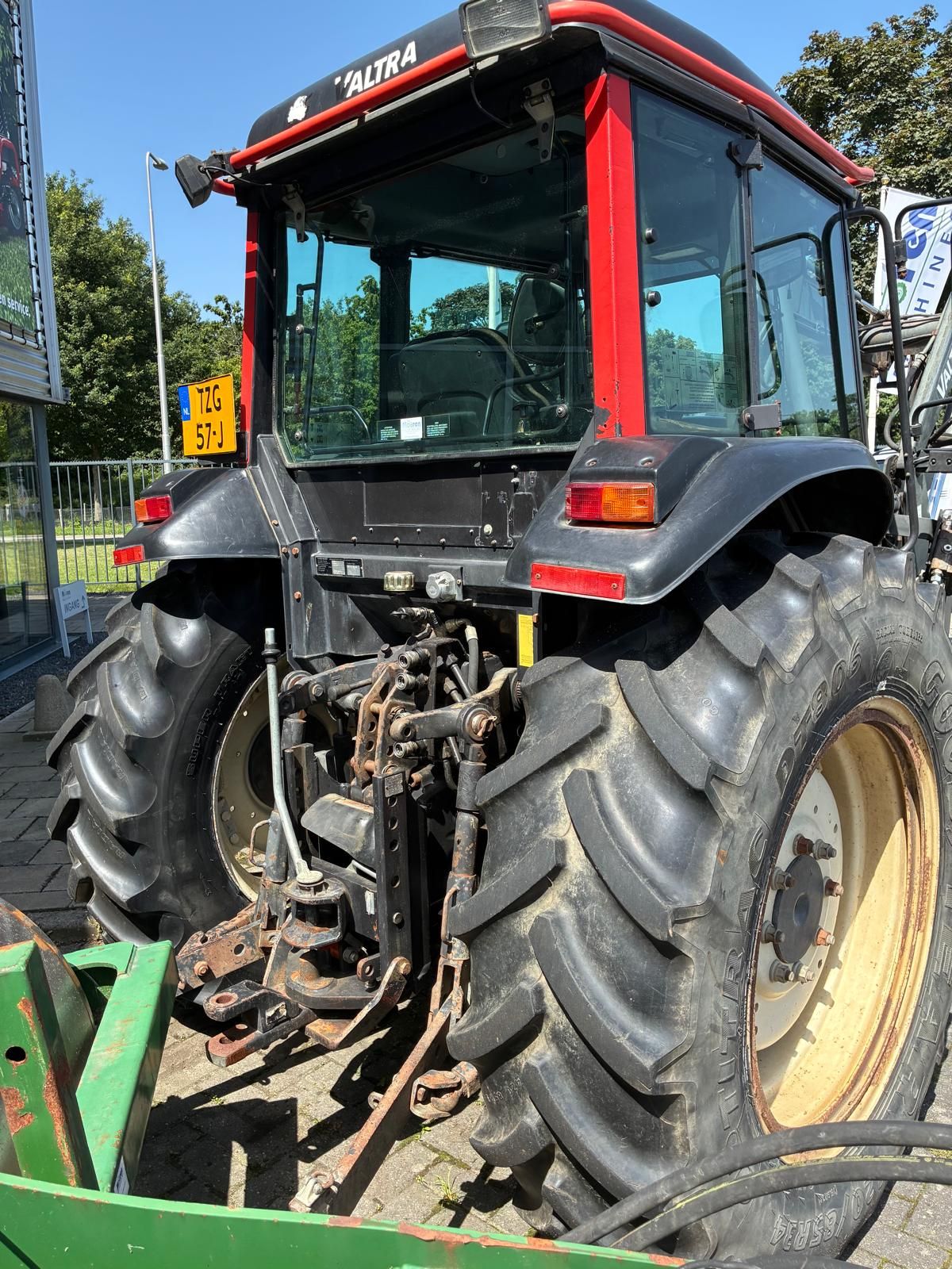 Valtra 900-4 met voorlader