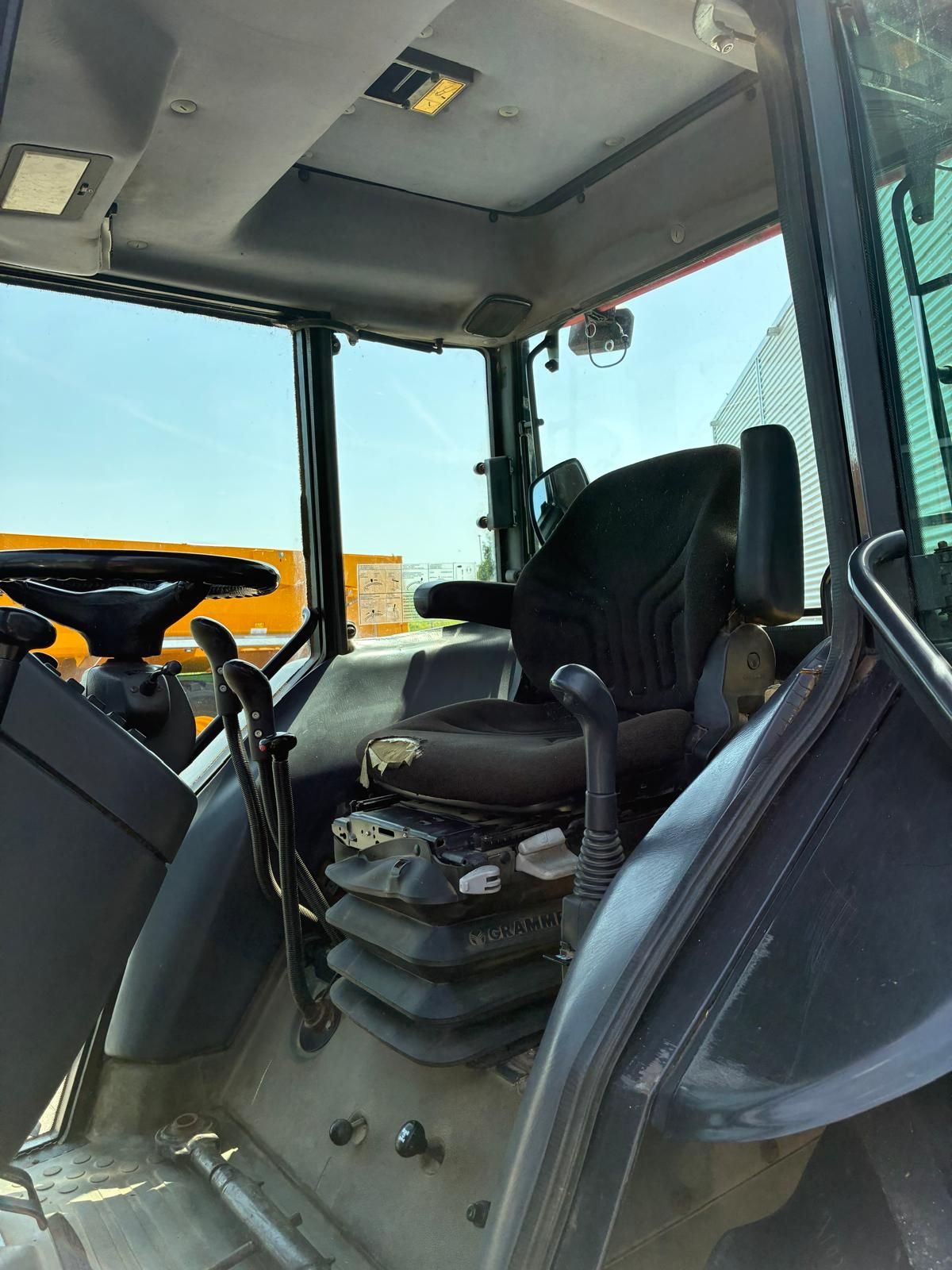Valtra 900-4 met voorlader