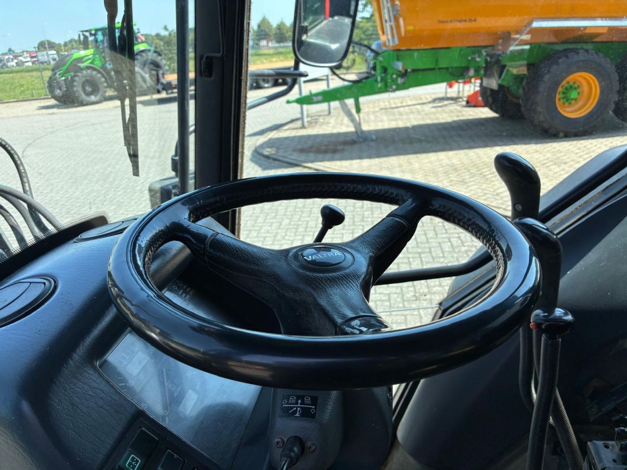 Valtra 900-4 met voorlader