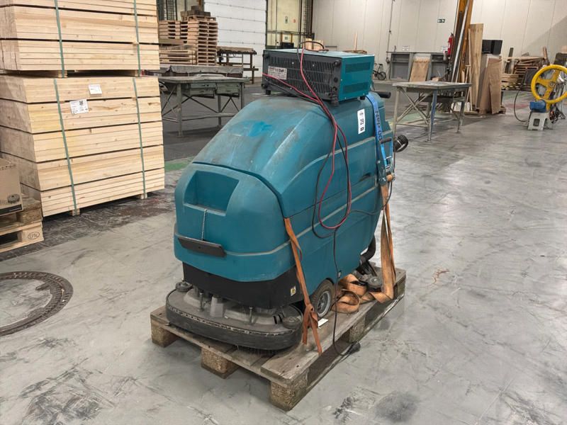 2010 Tennant M54005063 scrubber dryer