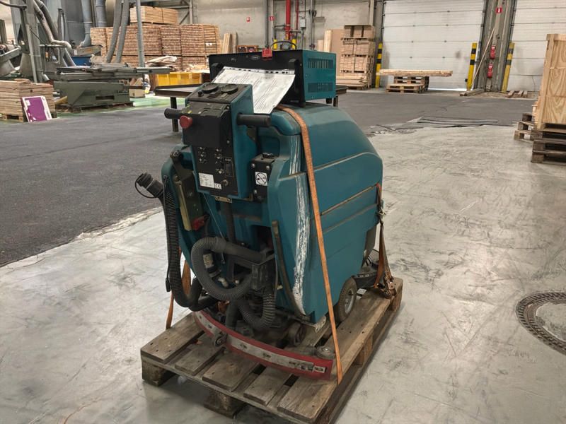 2010 Tennant M54005063 scrubber dryer
