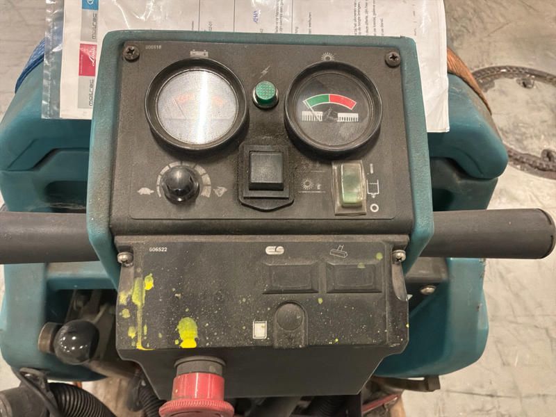 2010 Tennant M54005063 scrubber dryer