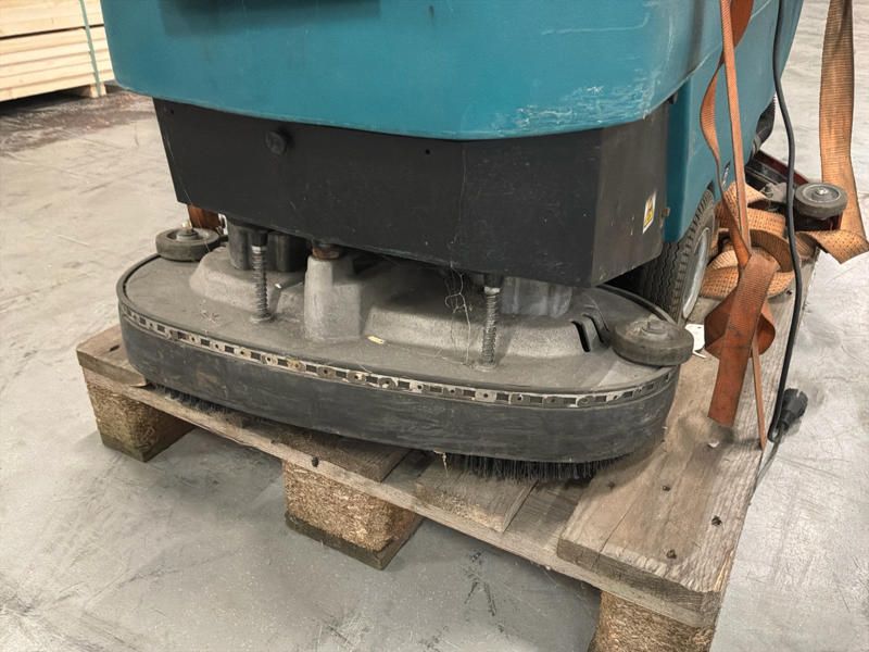2010 Tennant M54005063 scrubber dryer
