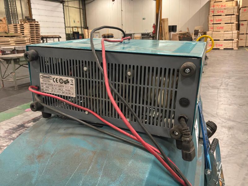 2010 Tennant M54005063 scrubber dryer