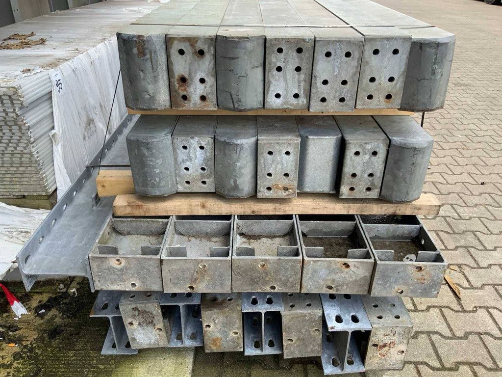 Einseitiges Kragarmregal 14x42
