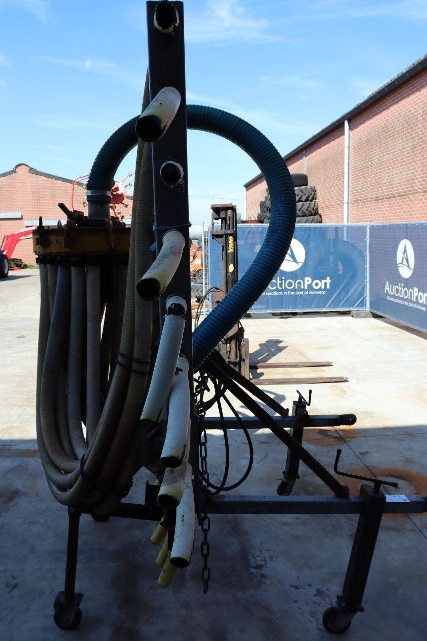 Drag hose manure spreader