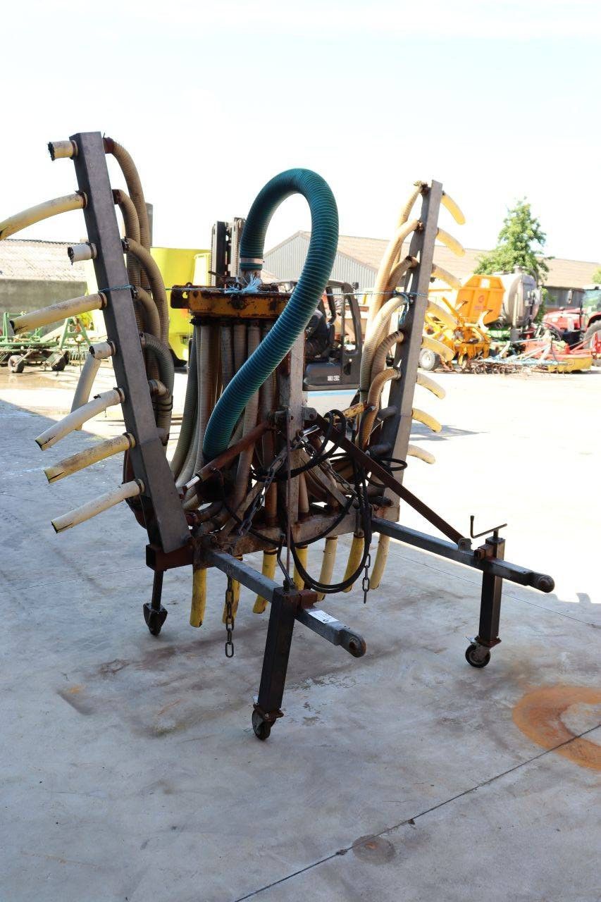 Drag hose manure spreader