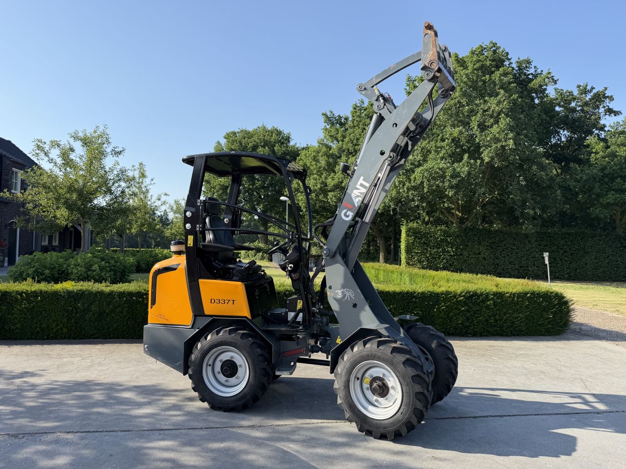 Nette Giant D337T mini shovel kniklader loader