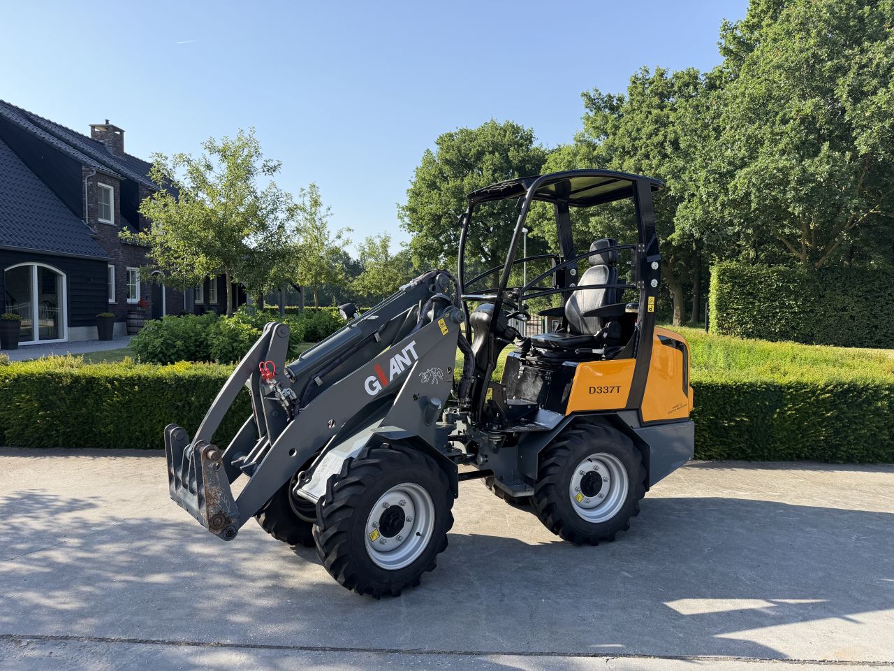 Nette Giant D337T mini shovel kniklader loader