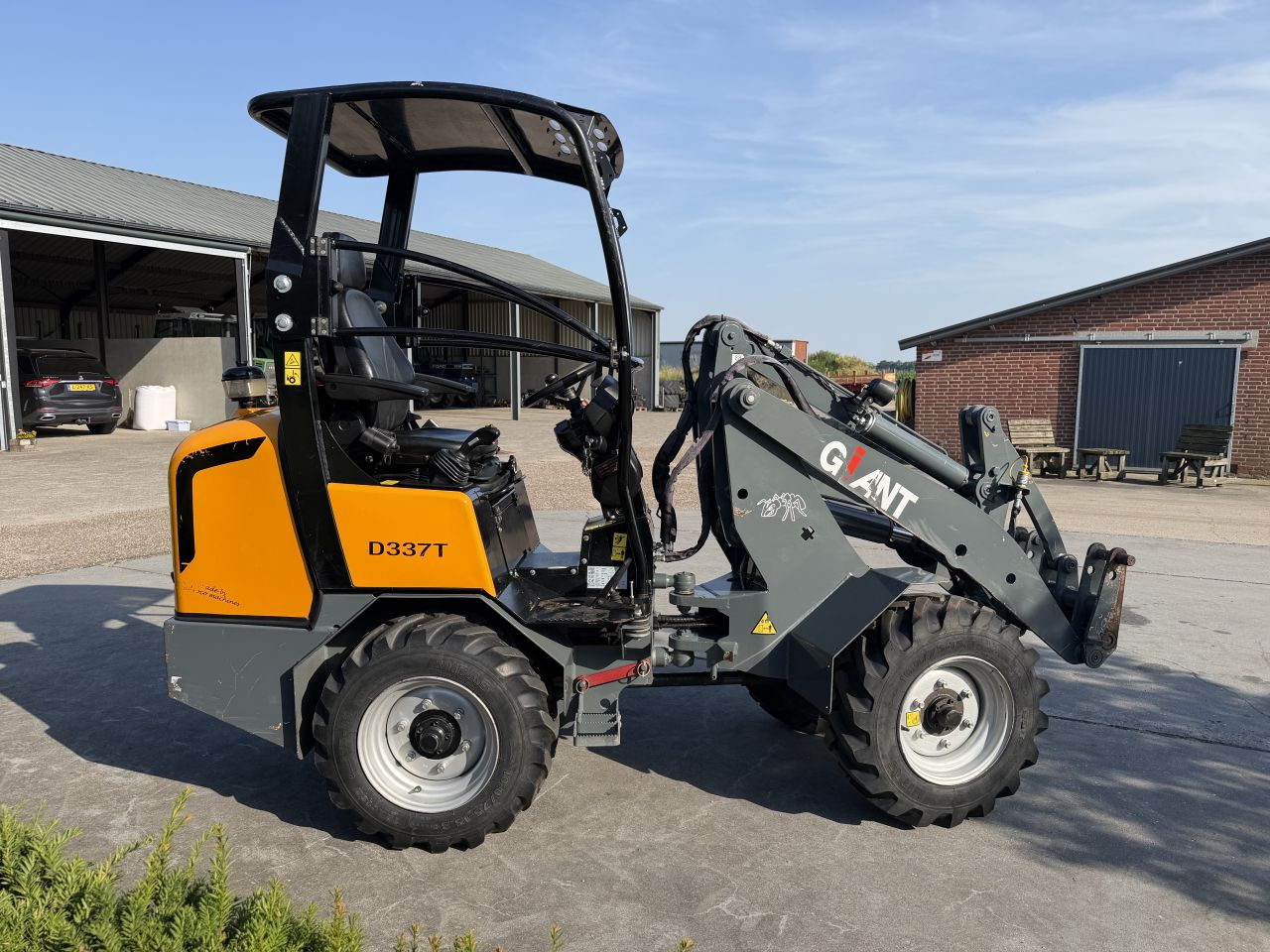 Nette Giant D337T mini shovel kniklader loader