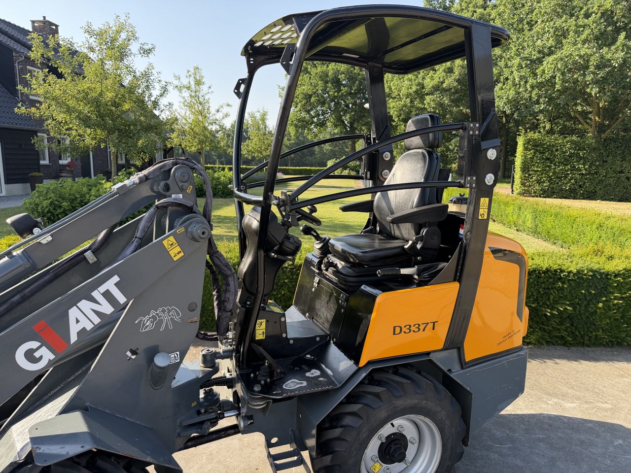 Nette Giant D337T mini shovel kniklader loader