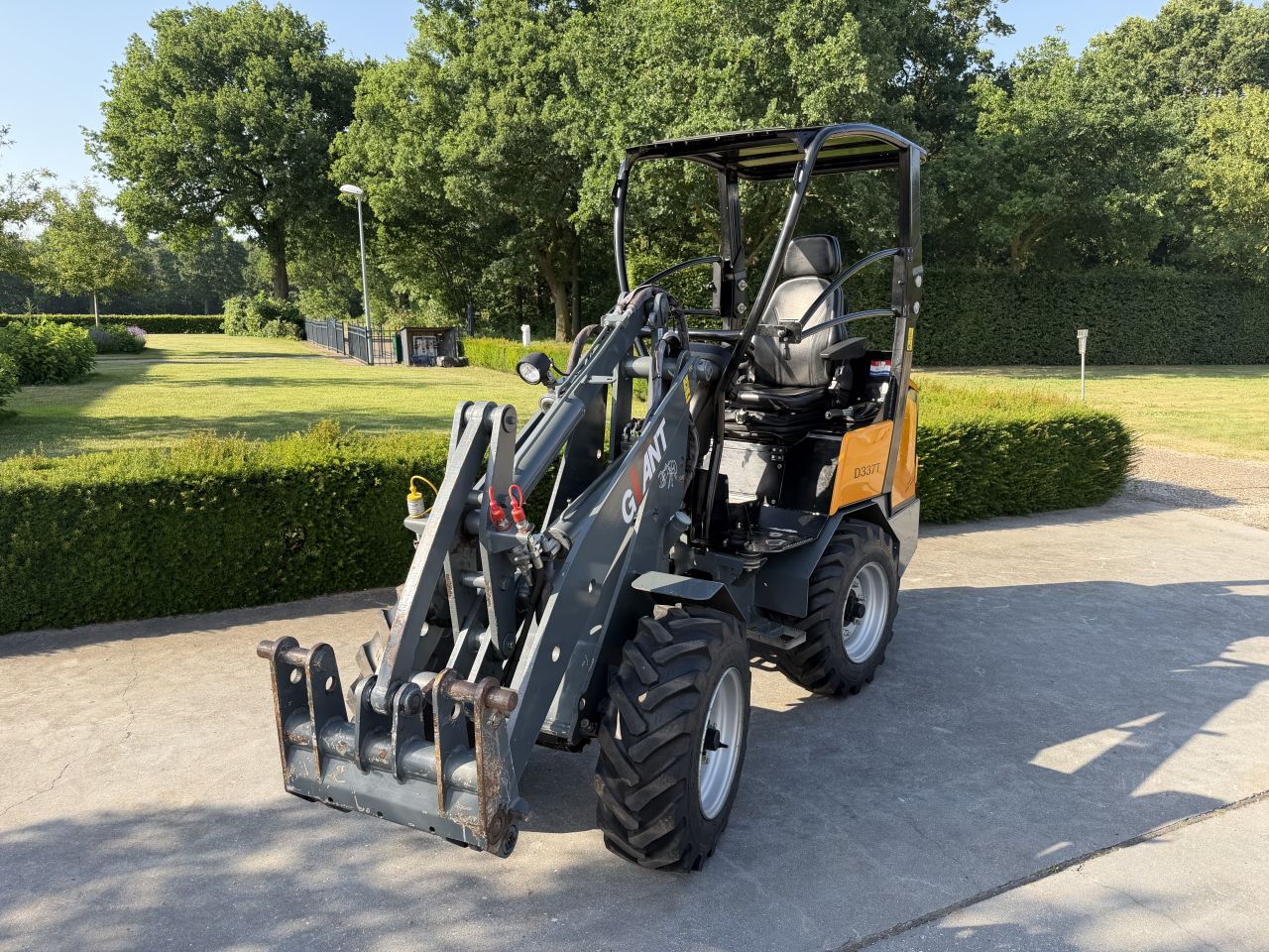 Nette Giant D337T mini shovel kniklader loader