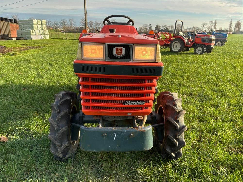 Kubota L1-18 Minitraktor mit Allradantrieb und Deichsel